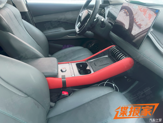 换装全新方向盘/怀挡设计 比亚迪元PLUS智驾版内饰谍照
