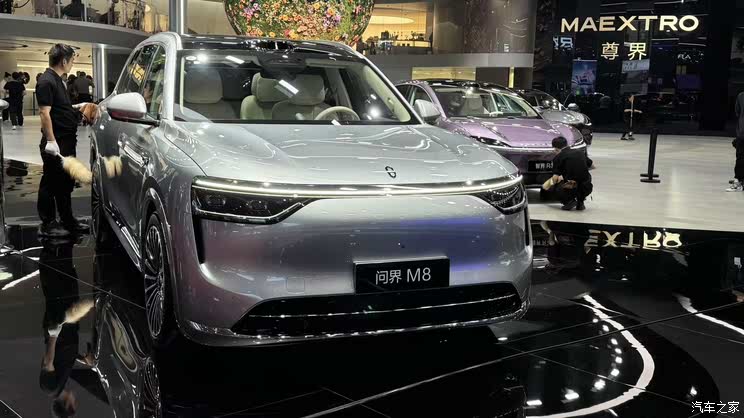 2025上海车展：问界M8/尊界S800谁是展台焦点？鸿蒙智行全家福